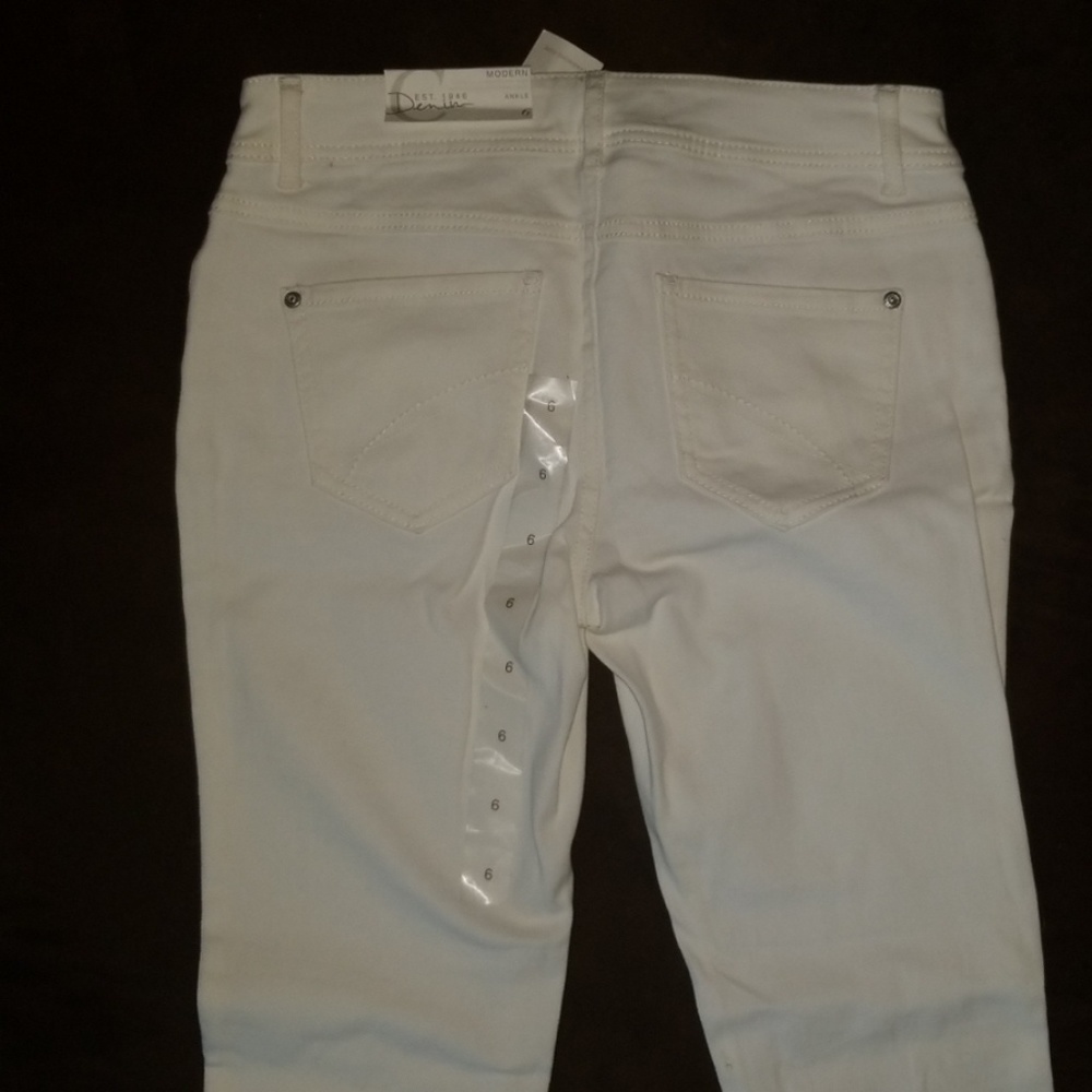 Junior/miss demin cream color skinny jeans